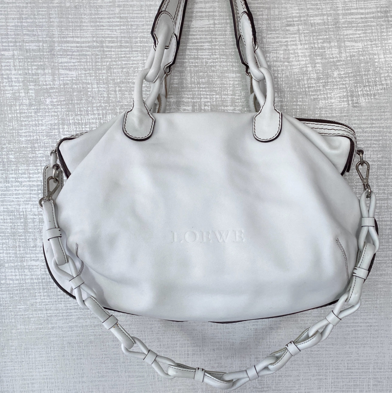 Loewe Shoulder Bag in White Leather – AceConsign.com