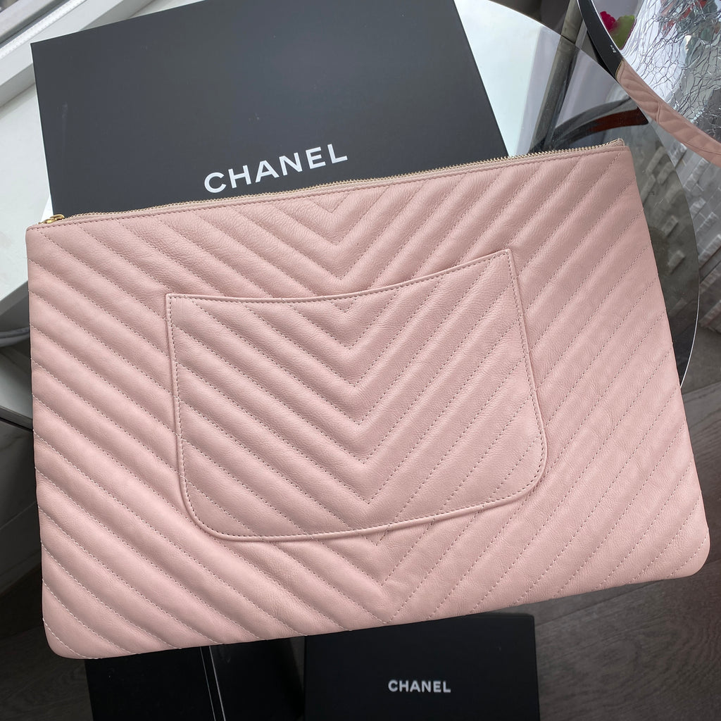 CHANEL Chevron O Case