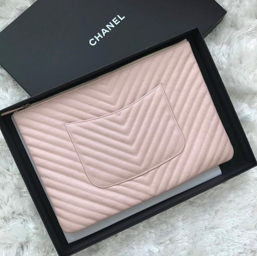 CHANEL Chevron O Case