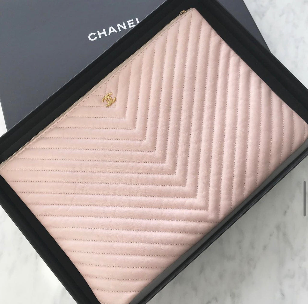 CHANEL Chevron O Case